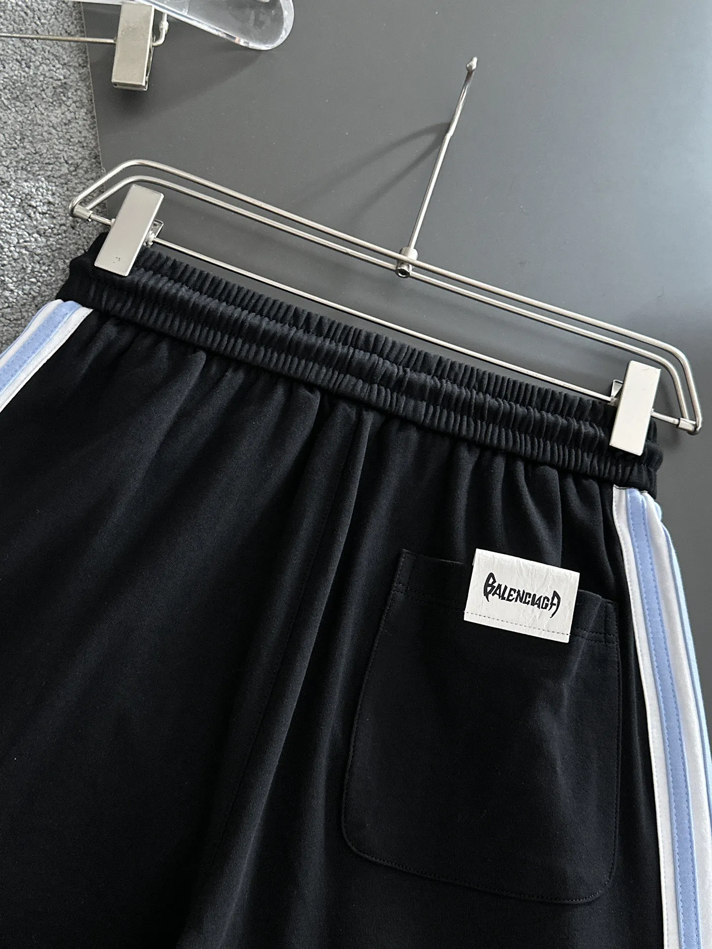 Balenciaga's three-standard complete 2026 summer New Arrival men's casual shorts, advanced custom-made Breathable fabric, Breathable fabric, extremely stretchy and comfortable, impeccable details, top-grade accessories, original logo design concept, delicate and soft feel! The upper body fit is awesome! Size: M-XXXL Please state your height and weight when ordering